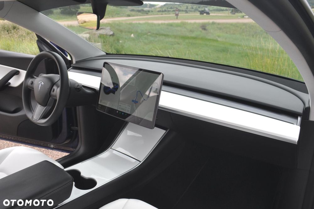 Tesla Model Y - 8