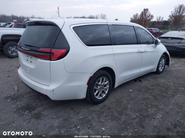 Chrysler Pacifica - 4