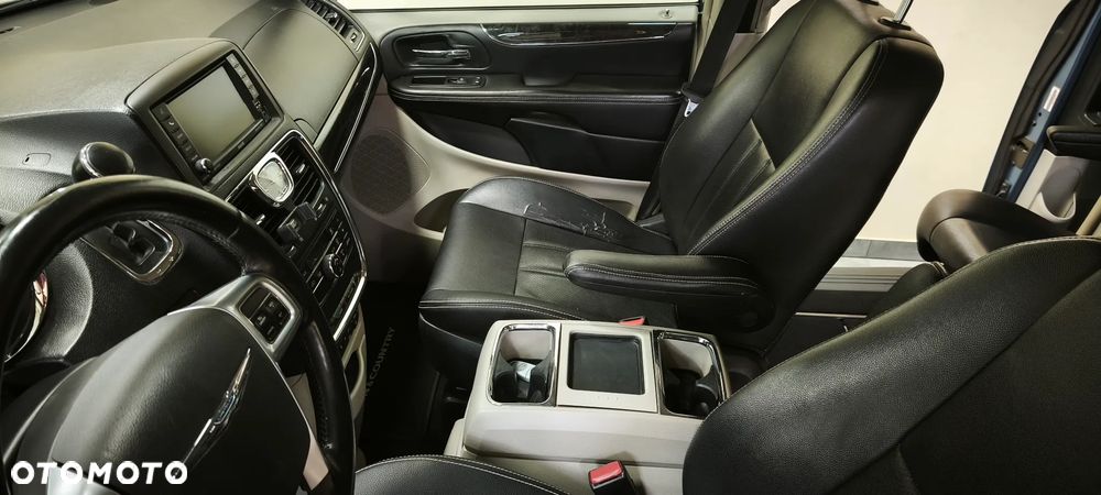 Chrysler Town & Country - 20