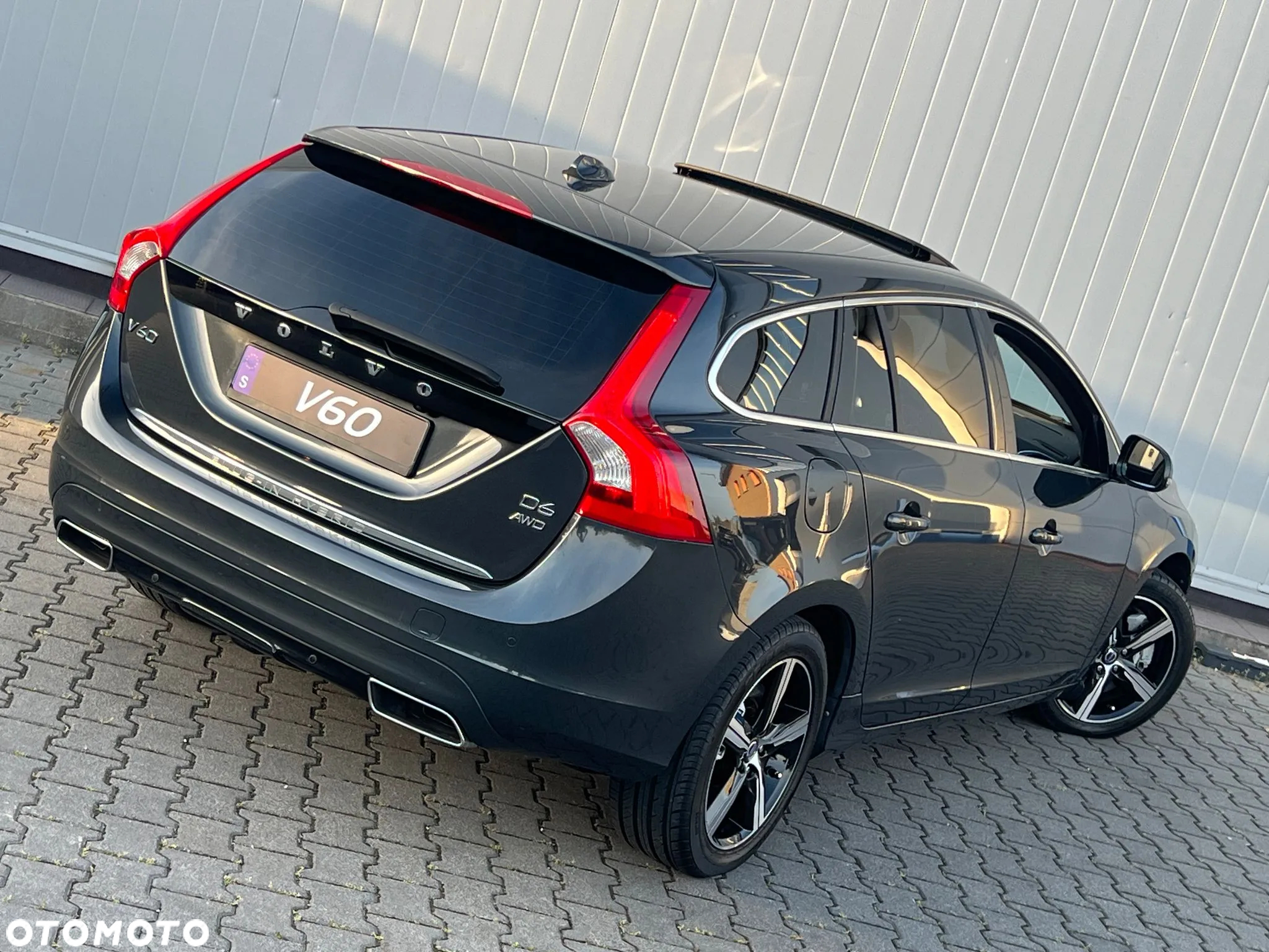 Volvo V60 D6 AWD Plug-in Hybrid Summum - 12