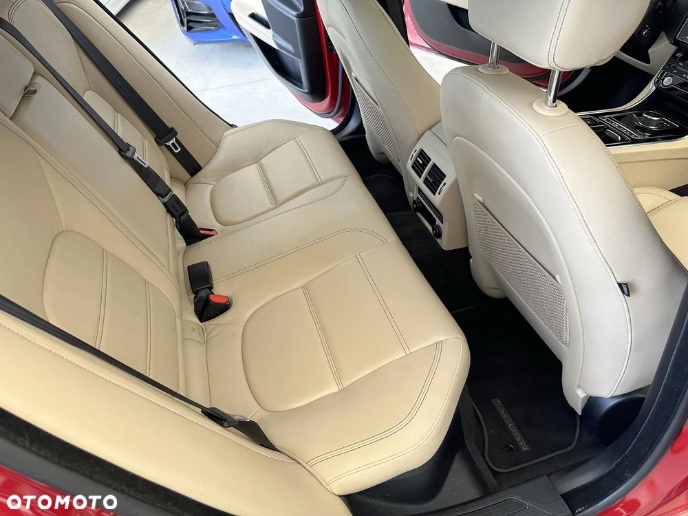 Jaguar XE 25t Prestige - 8