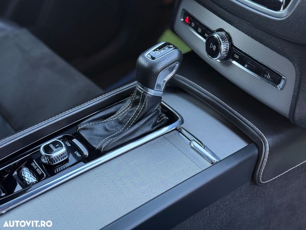 Volvo XC 90 D5 AWD Geartronic RDesign - 10