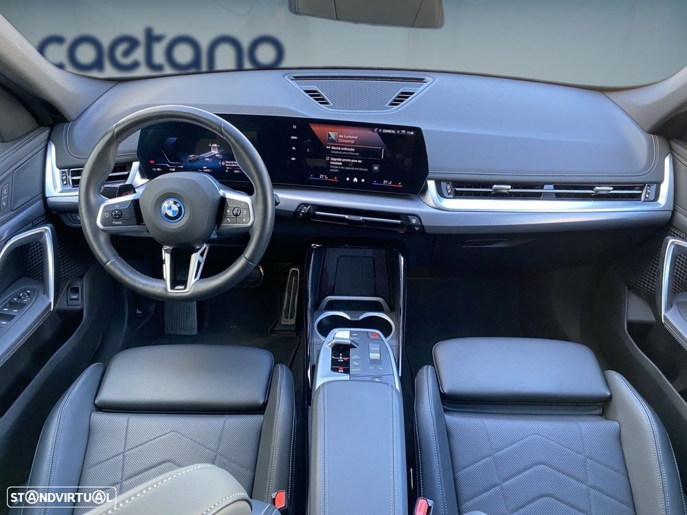 BMW iX1 eDrive20 Pack Desportivo M - 4