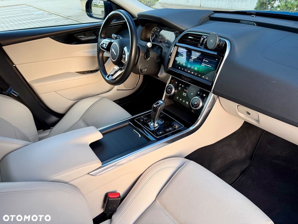 Jaguar XE D180 S - 12