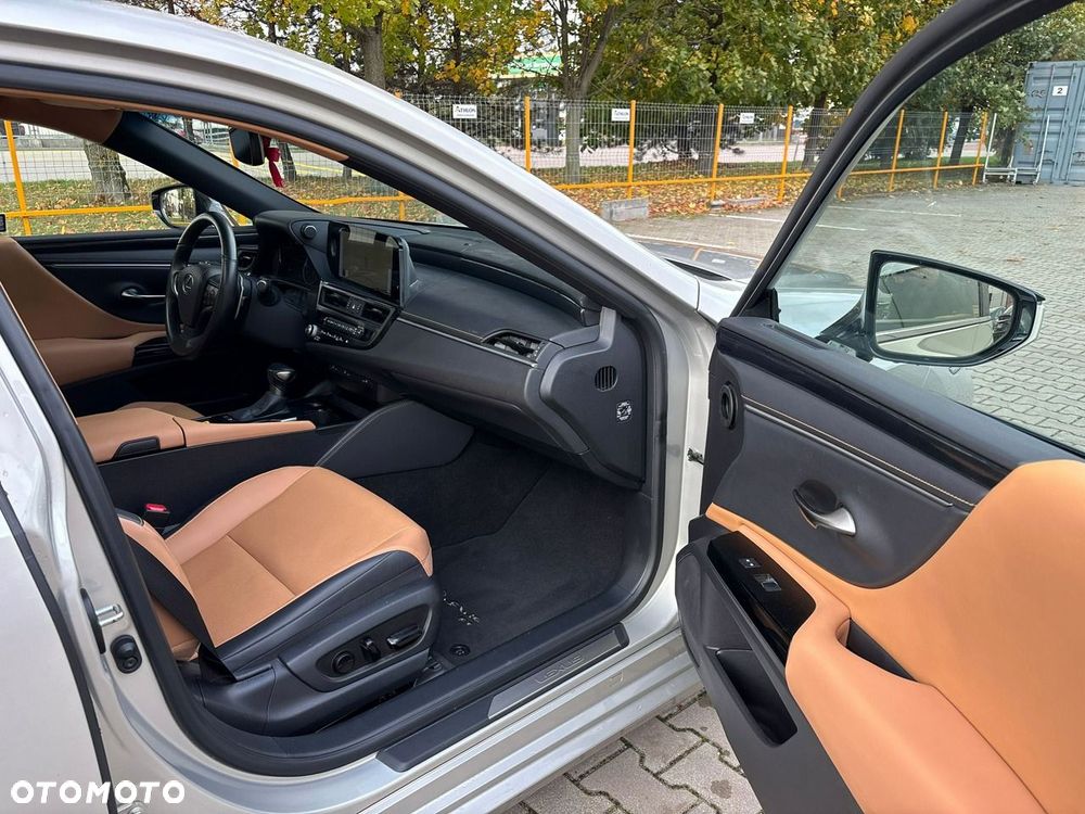 Lexus ES 300h Business Edition - 16