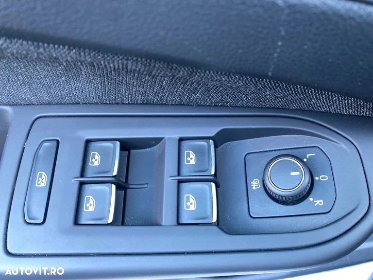 Volkswagen Golf 1.0 eTSI DSG MHEV Life - 29