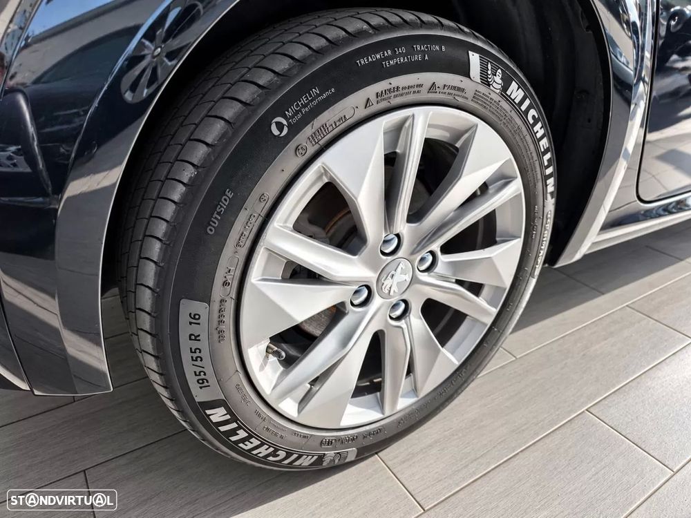 Peugeot e-208 50 kWh Active Pack — fotografia 54