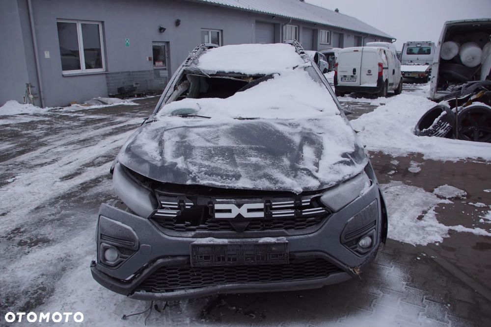 Auto na części - Dacia Jogger Lift 1.0 TCE 101 KM H4D480 2024R Silnik Skrzynia Drzwi Klapa Zderzak Lampa Klamka Szyba Relingi Deska Kokpit Sterownik Moduł Czujnik Licznik Kierownica Panel - 2