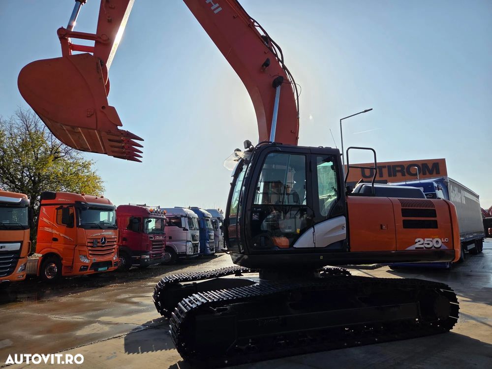 Hitachi ZX250LC-6, 2020, 4.294h, 28t, cupa NOUA 1,55mc, lant 95% bun doar 136h mars, Consum mediu 11l/h, 3 pompe hidr HITACHI, produs in JAPOANIA, inst picon pe brate, camera spate si laterale, Ad sapare 7,5m, posibil leasing, CA NOU-PROMOTIE 106.900 Eur - 20