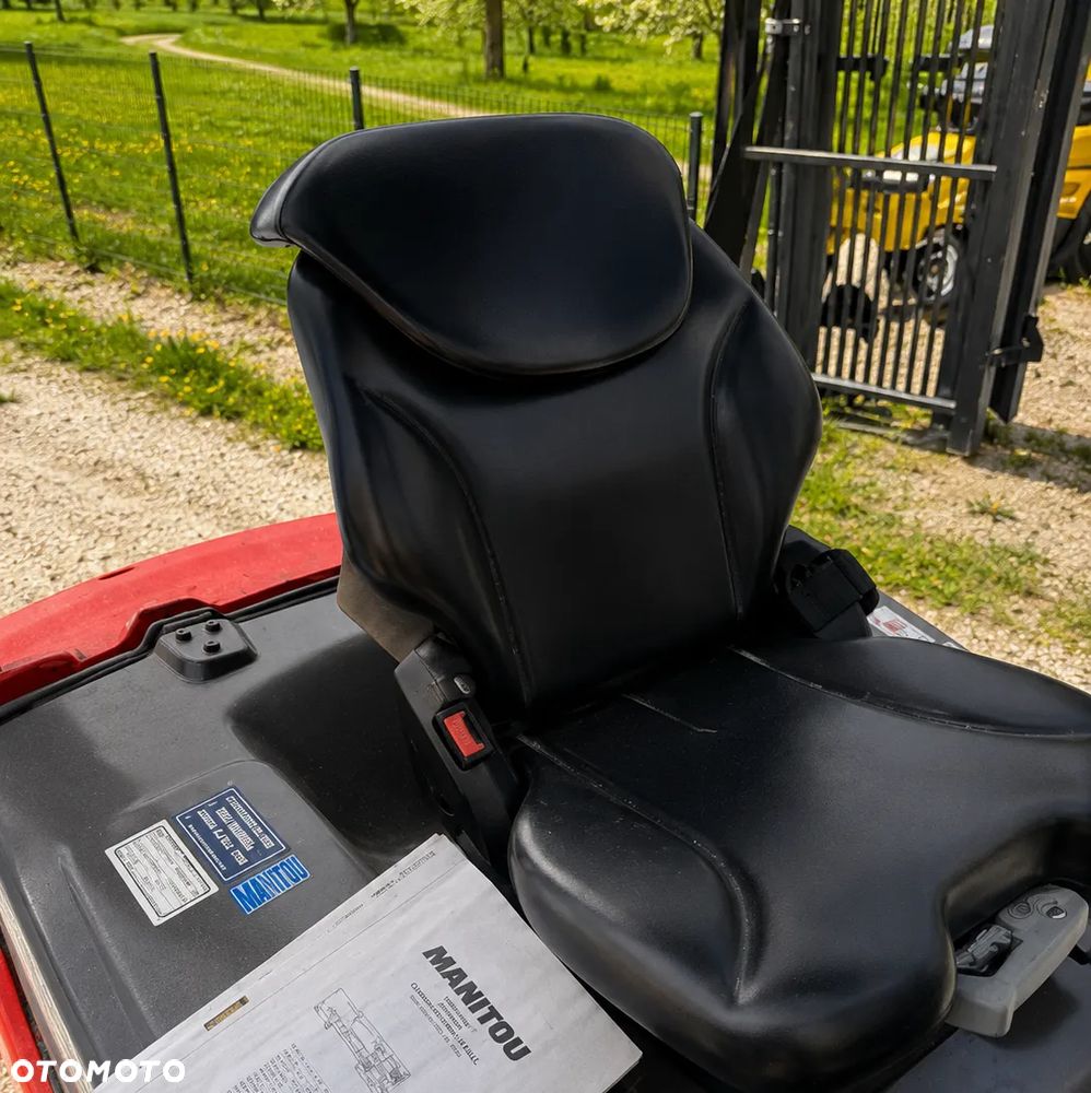 Manitou MI25D Wózek Widłowy 2,5 tony. Posuw Hydrauliczny. Maszt triplex. Wolny skok! Wysokość Podnoszenia 5 metrów. Jak nowy z Salonu. Pochodzi z Norweskiego Gospodarstwa! Aktualne przeglądy DEKRA i serwisy! Opony jak Nowe. Silnik Yanmar. Małe gabarety bardzo zwrotna maszyna! Zero luzów wycieków i zniszczeń. OKAZJA. Pełny ORYGINAŁ! Rok Prod. 2014. Niski przebieg 3300mtg - 11