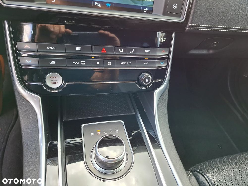 Jaguar XF 2.0 i4D AWD R-Sport - 25