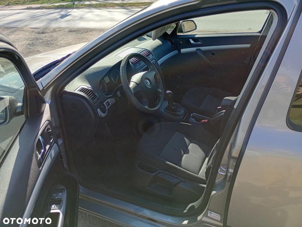 Skoda Octavia 1.6 Ambiente - 9