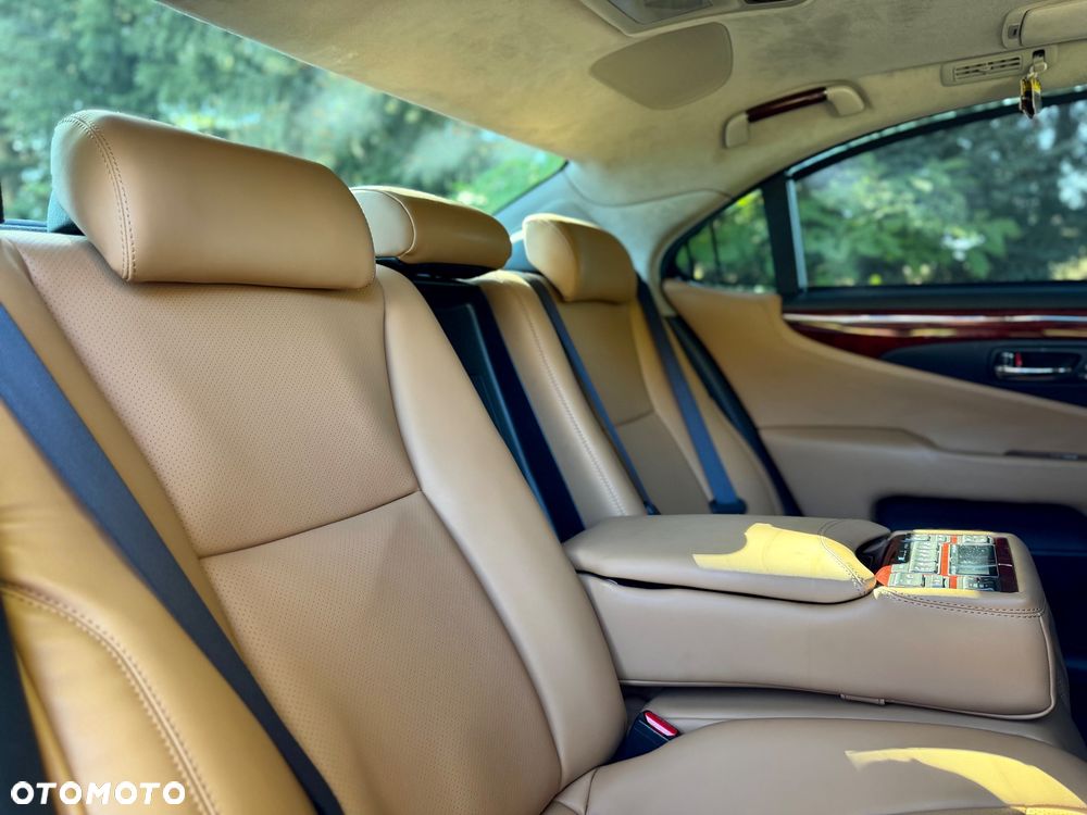 Lexus LS - 33