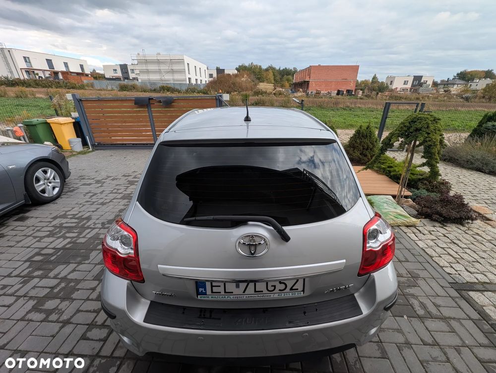 Toyota Auris 2010 photo 2