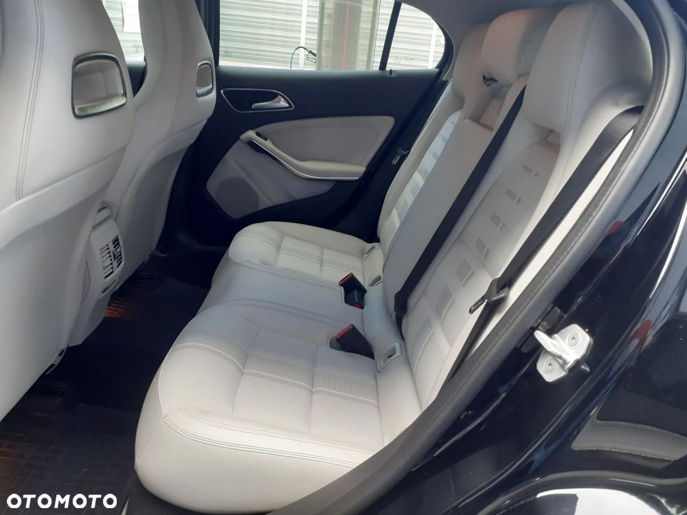 Mercedes-Benz GLA - 25