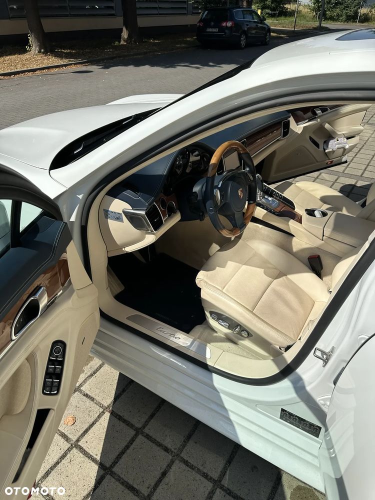 Porsche Panamera Turbo PDK - 15