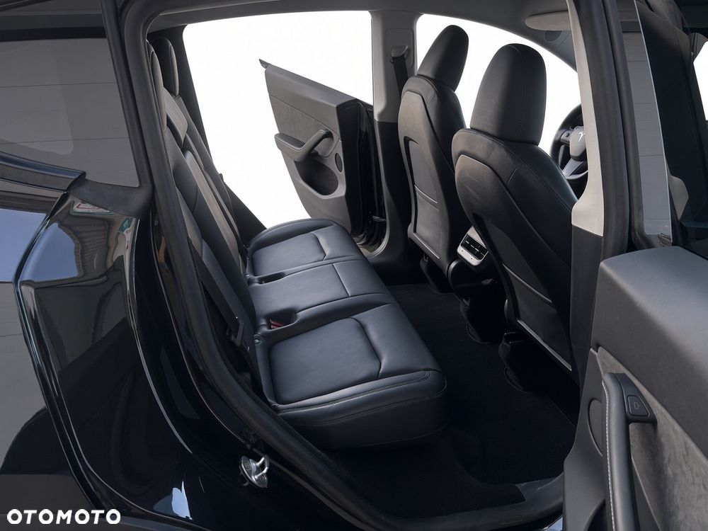 Tesla Model Y - 8