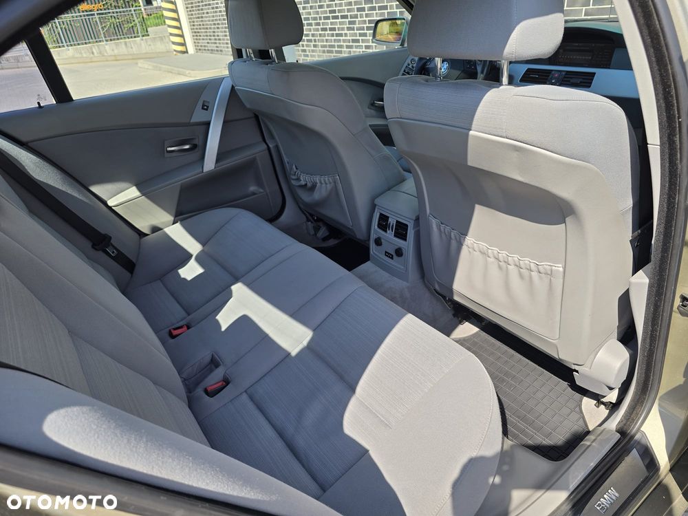BMW Seria 5 523i - 23