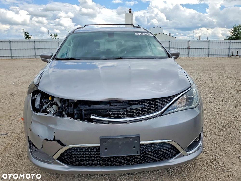 Chrysler Pacifica - 5