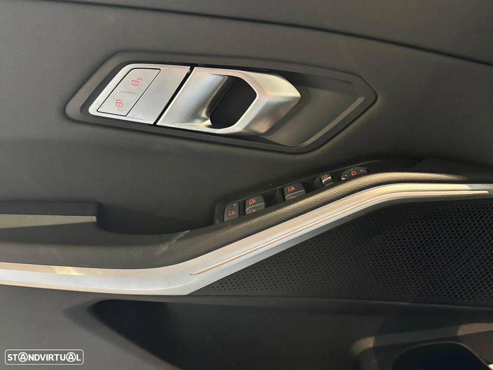 BMW 320 d Pack Desportivo M Auto - 13