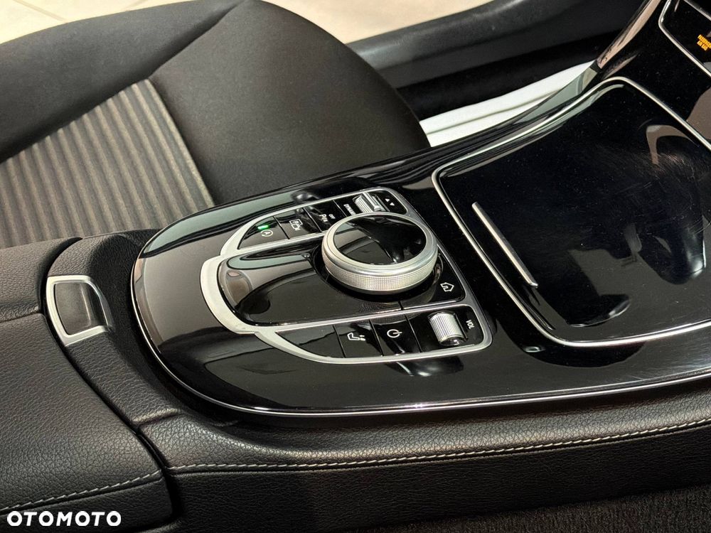 Mercedes-Benz Klasa E 220 d 4Matic 9G-TRONIC - 39