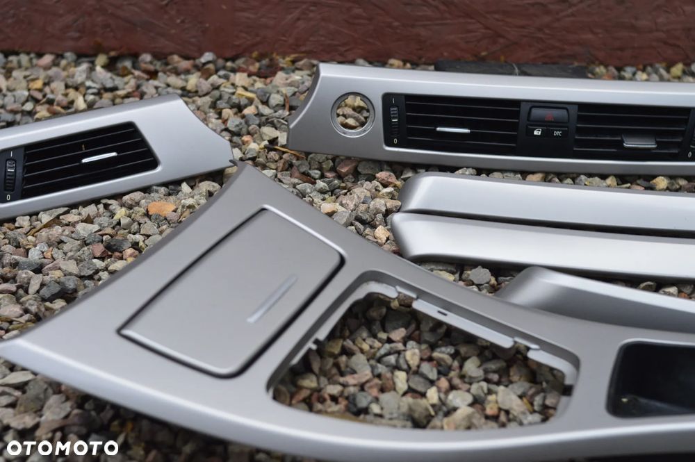 BMW E91 / E90 ORYGINALNY KOMPLET DEKORÓW / LISTWY OZDOBNE W KOLORZE SREBRNYM POD SYSTEM STAR-STOP + KRATKI NAWIEWU O NR. 51 16 7 137 484 / 51 16 7 137 485 / 7 137 484 / 7 121 472 OEM - 2