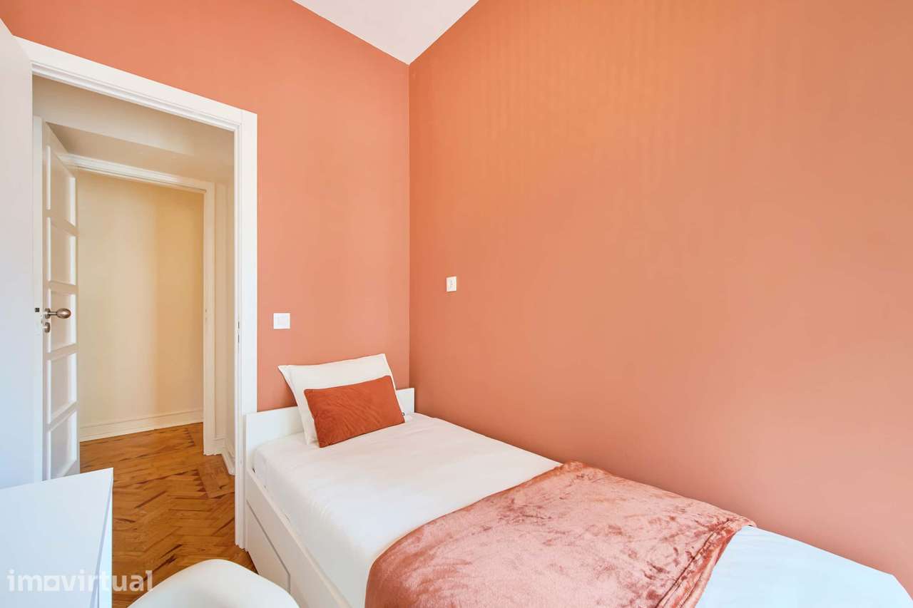 Bedroom in a 8-Bedroom Apartment in Rua José Falcão, Lisbon - Room 4 - Grande imagem: 2/19