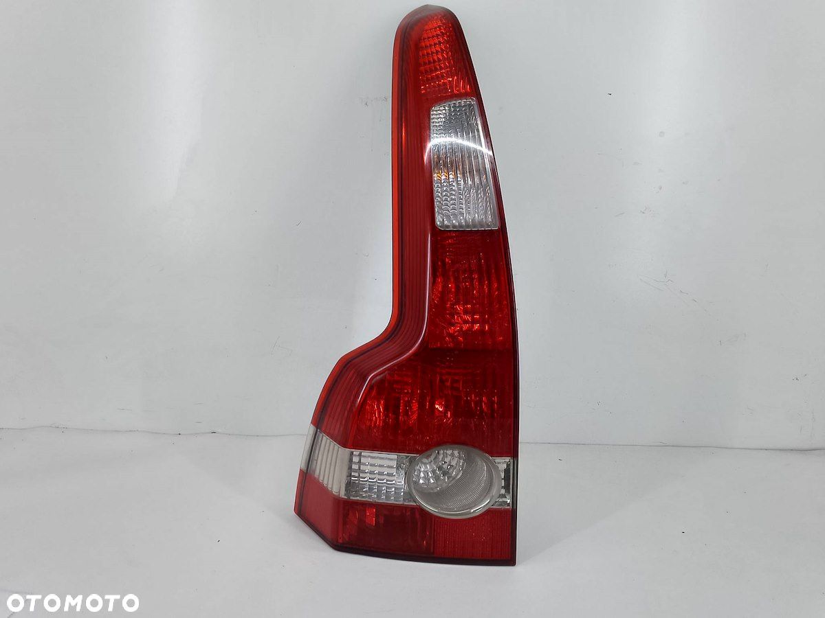 LAMPA TYLNA LEWA VOLVO V50 30698918 KOMBI - 1