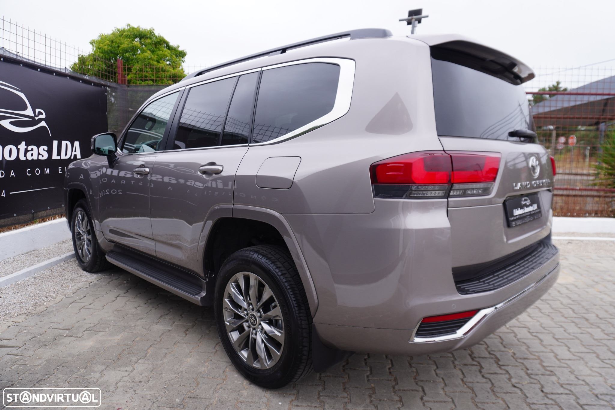 Toyota Land Cruiser - 2