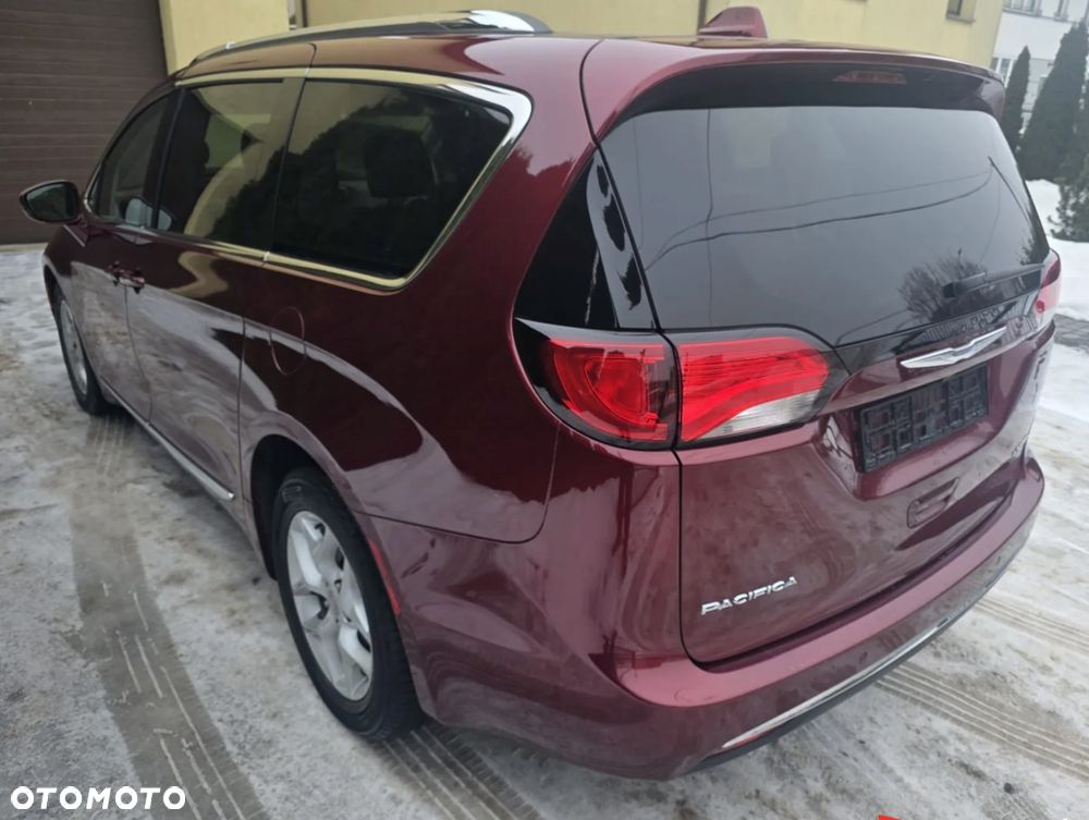 Chrysler Pacifica - 4