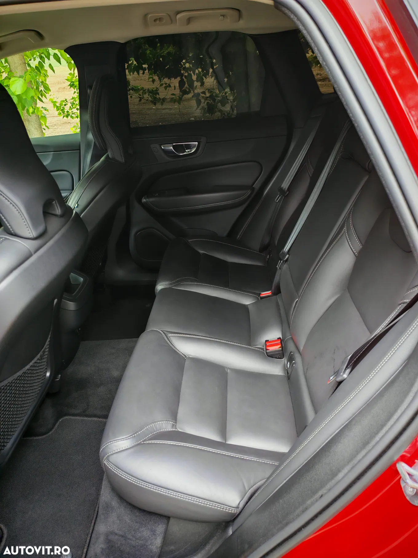 Volvo XC 60 B4 MHEV AT AWD Plus Dark - 11
