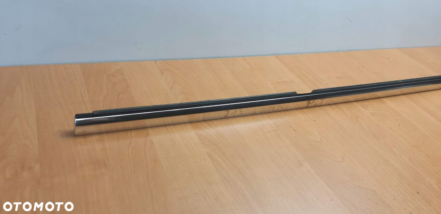 Mercedes E Klasa W213 listwa zgarniająca drzwi prawy tył A2137300424 - 3