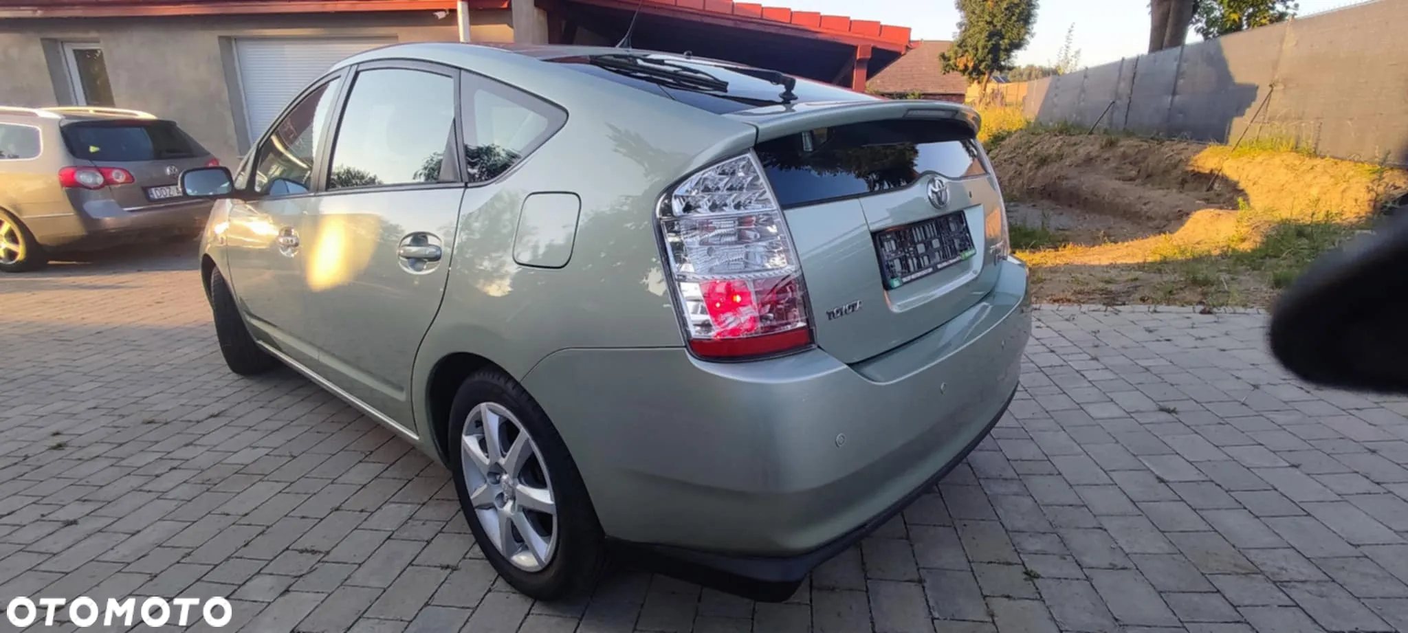 Toyota Prius (Hybrid) Executive - 3