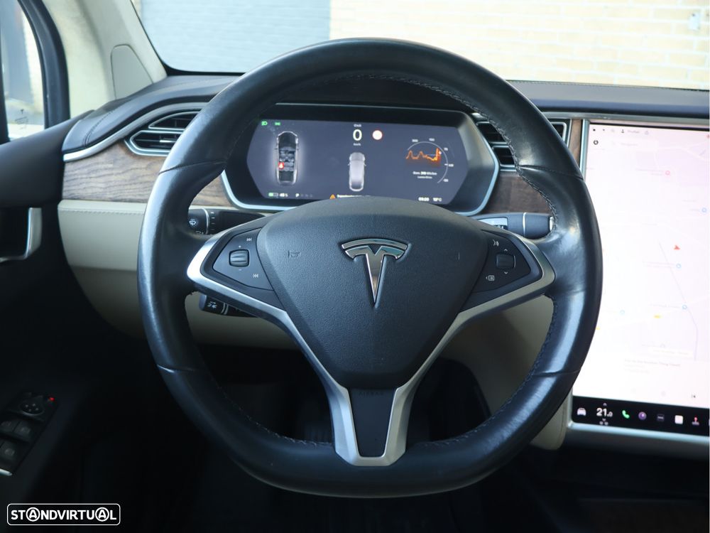 Tesla Model X 90D - 12