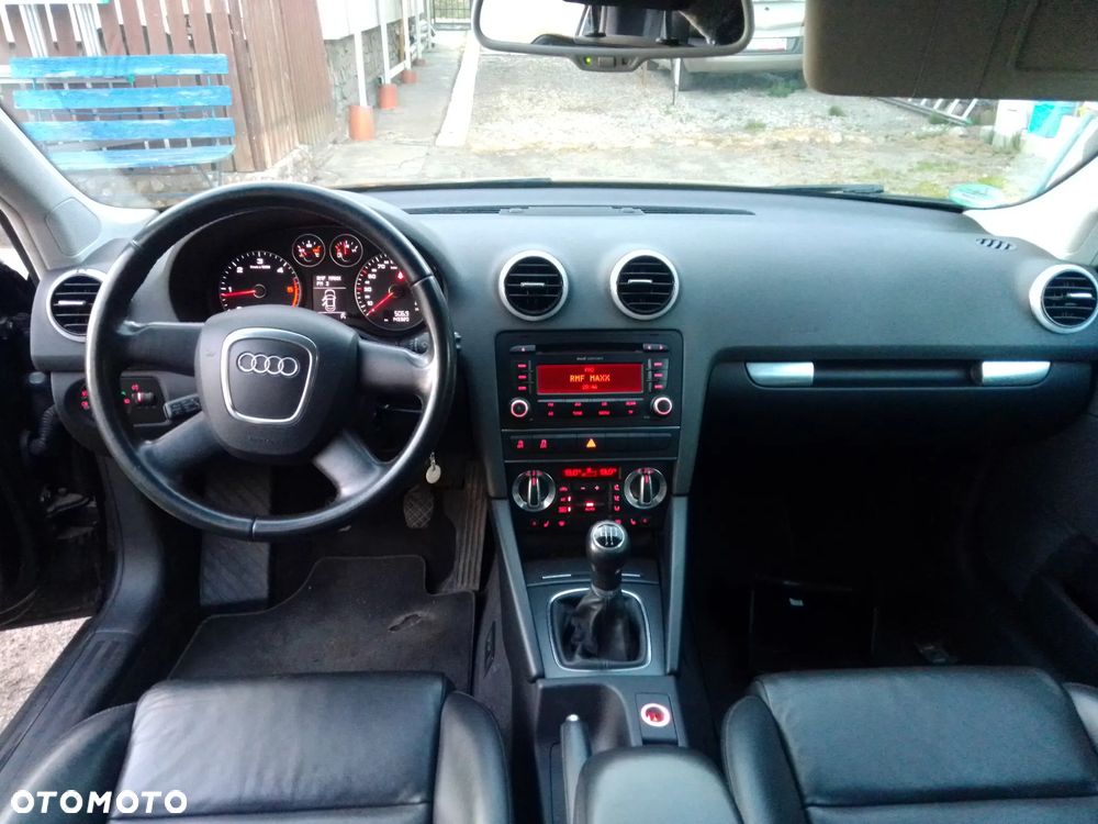 Audi A3 Sportback 1.6 TDI DPF Ambiente - 17
