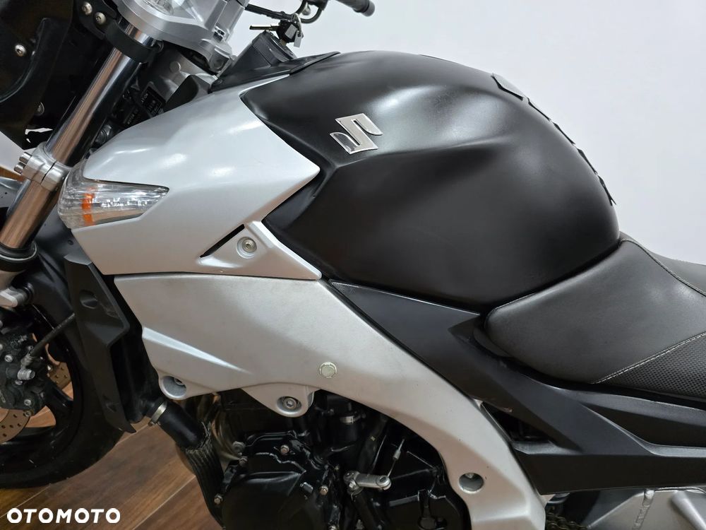 Suzuki GSR - 14