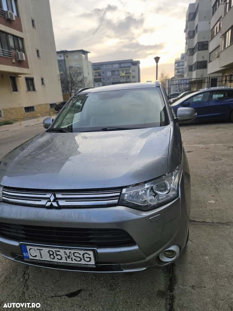 Mitsubishi Outlander 2.0 4WD Plug-In Hybrid Top - 2