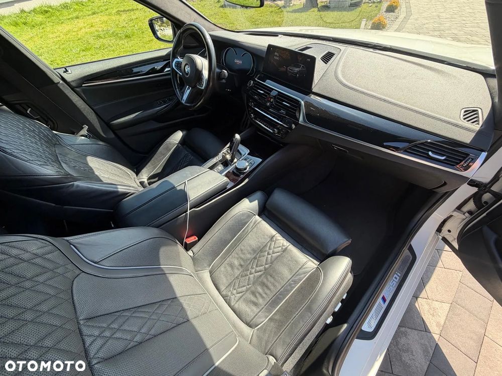 BMW Seria 5 M550i xDrive sport - 31