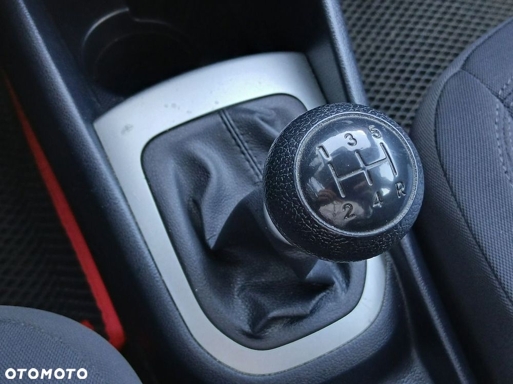 Kia Rio 1.2 L - 24