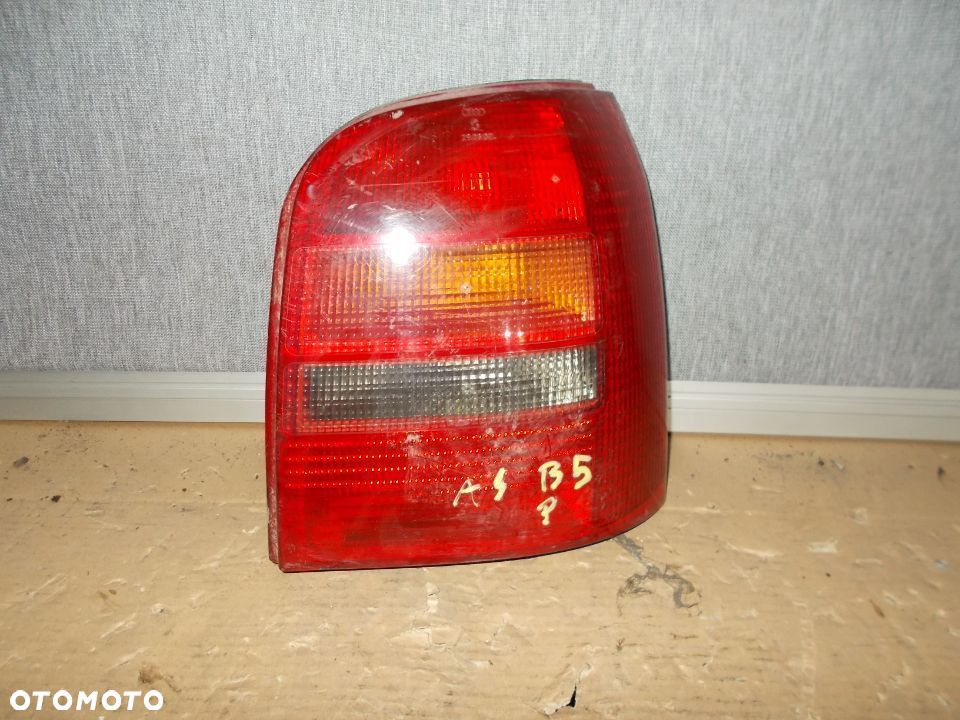 LAMPA TYŁ AUDI A4 B5 FL Kombi PRAWA - 1