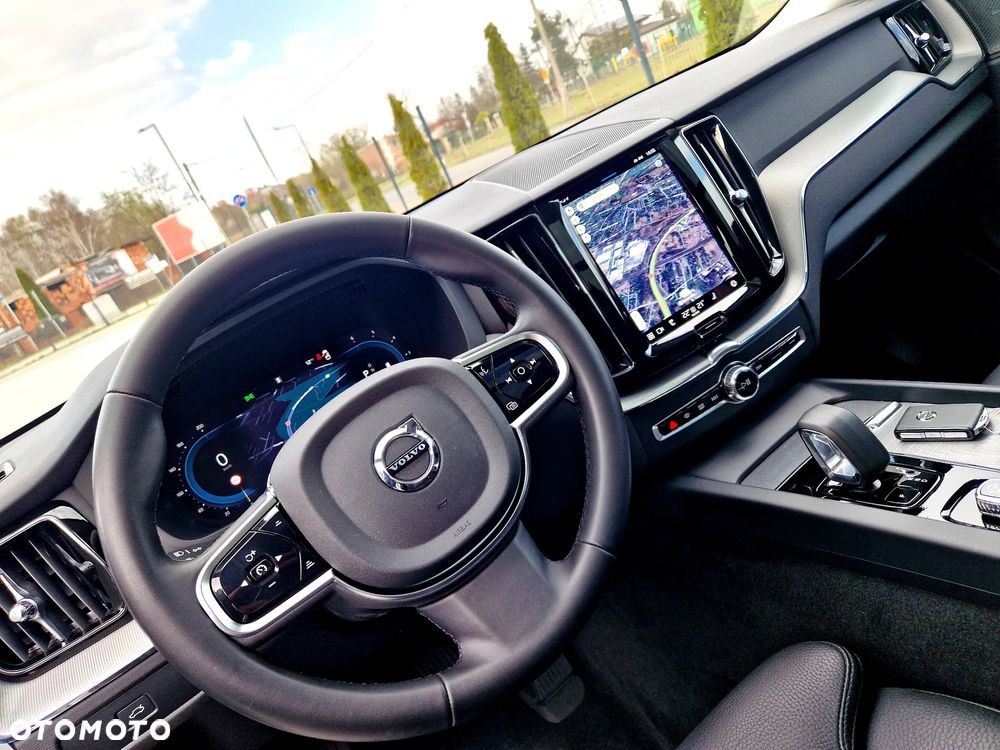 Volvo XC 60 B4 D Plus Dark - 23