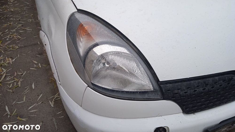 Lampa lewa prawa przód Toyota Yaris Verso 1.3 Benzyna VVT-i 2002 - 1