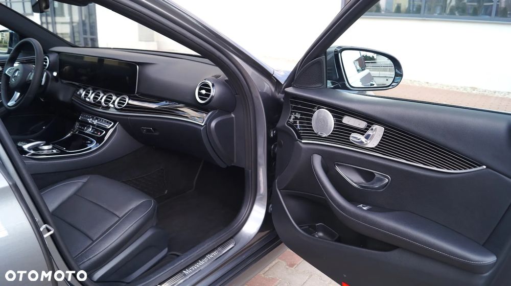 Mercedes-Benz Klasa E 400 4Matic 9G-TRONIC Exclusive - 24