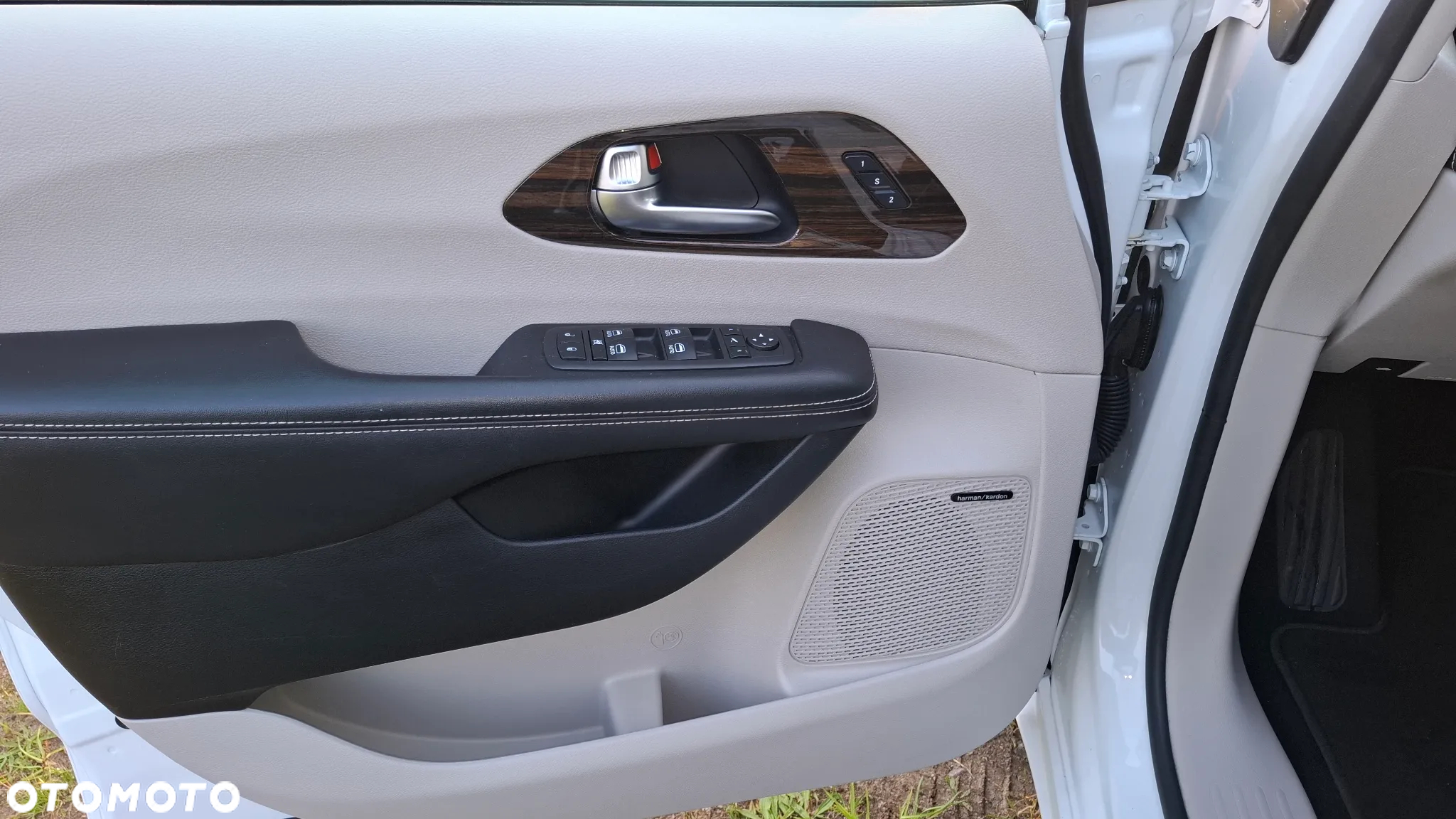 Chrysler Pacifica - 12