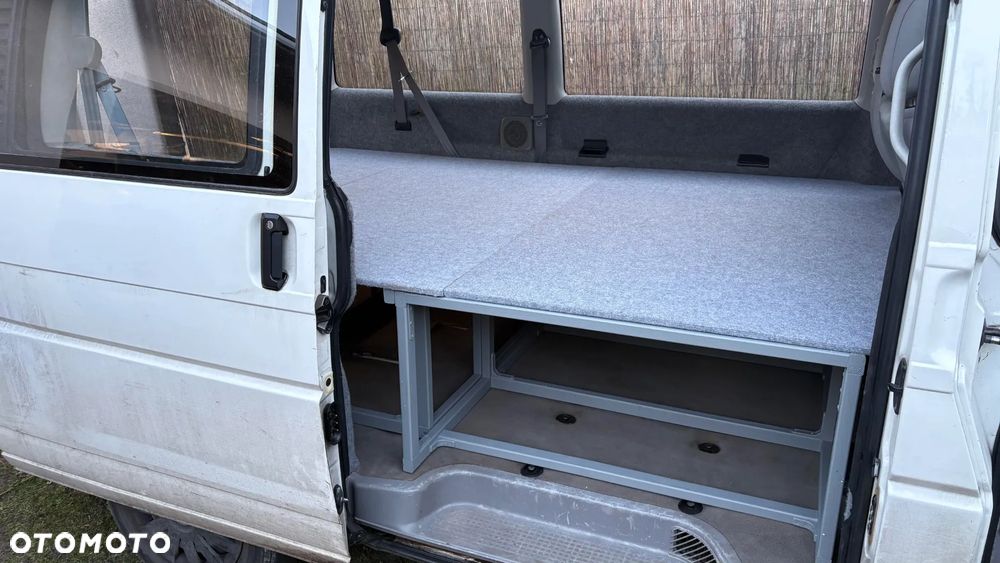 Volkswagen Caravelle Basis / CL - 12