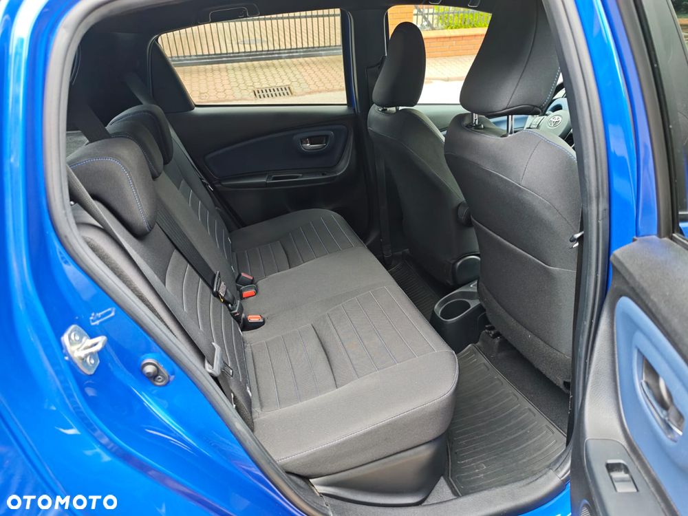 Toyota Yaris Hybrid 100 Selection Platinum - 17