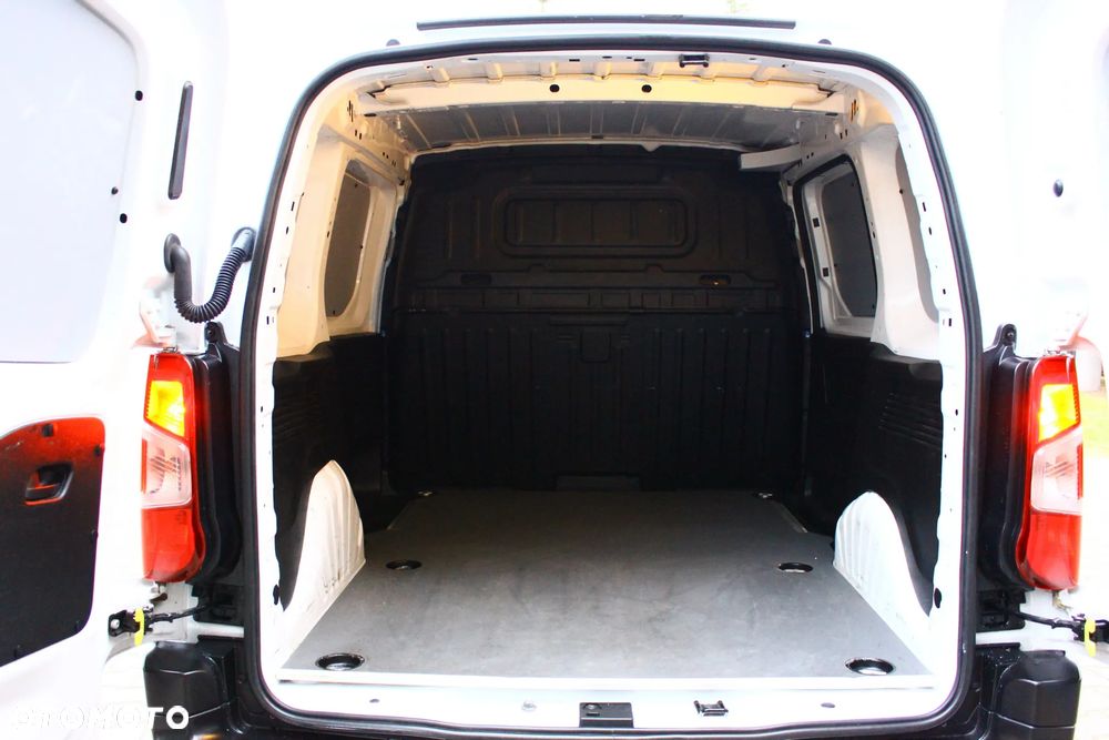 Toyota PROACE CITY BLASZAK 2 OSOBOWY 1.2 D-4T BENZYNA 110KM PEWNE AUTO FV23% - 37