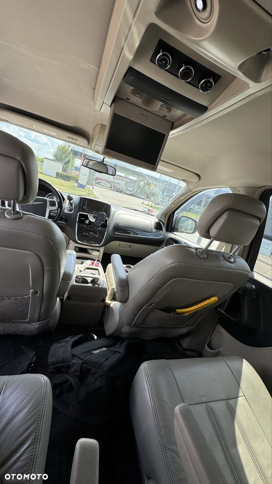 Chrysler Town & Country - 8