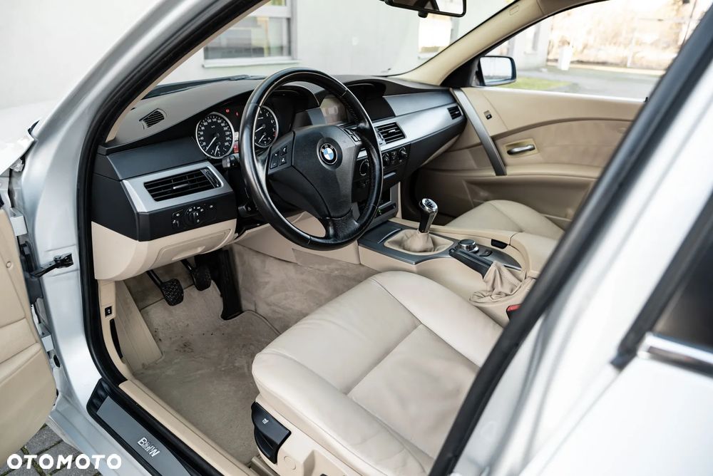 BMW Seria 5 525xi - 15