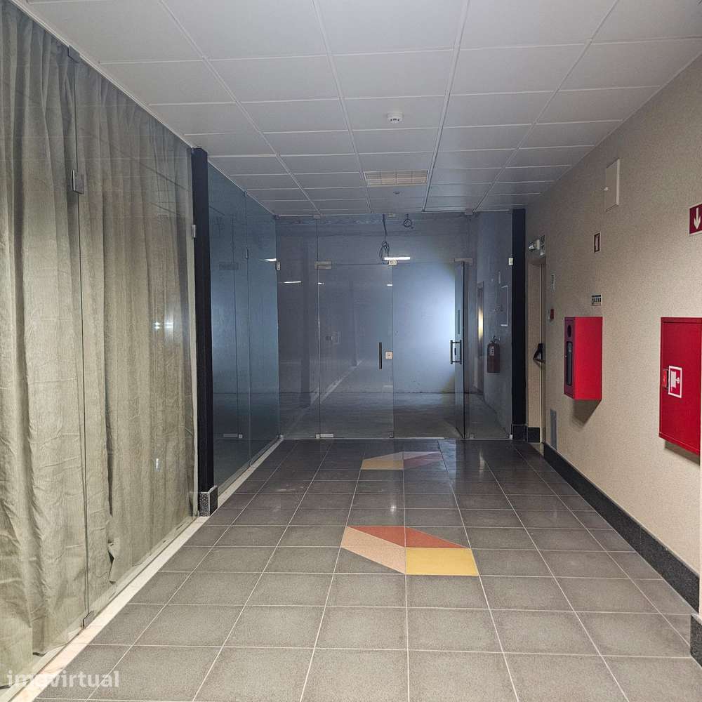 Arrenda-se Espaço Comercial em Queijas, versátil e pronto a adaptar - Grande imagem: 3/4